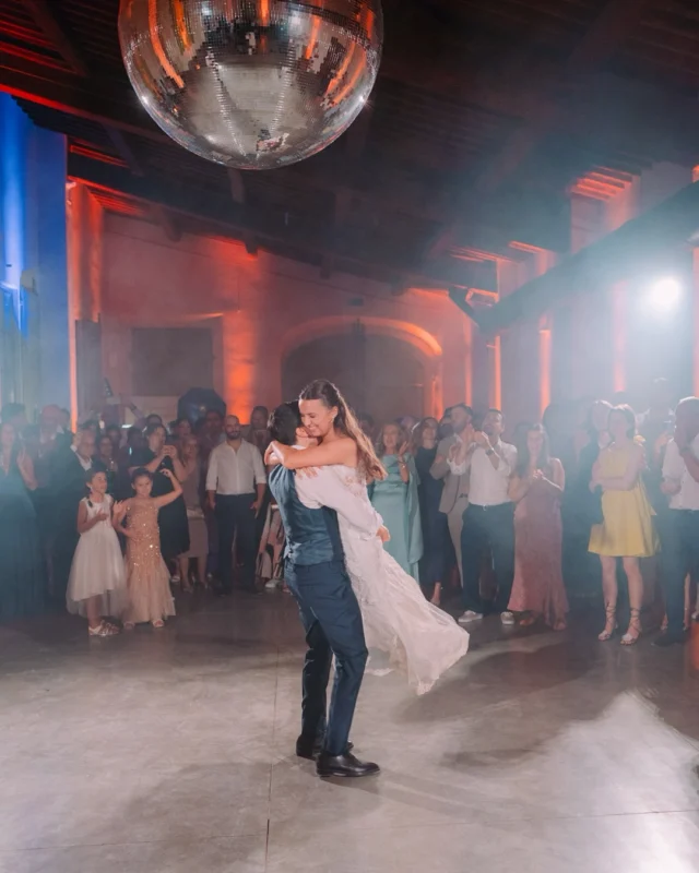 What makes a wedding party truly unforgettable?
It’s the perfect mix of the right people, the right vibe… and a whole lot of love. 

Surround yourself with your closest friends and family—the ones who’ll never leave the dance floor. 
Set the mood with a killer venue, warm lights, and a live band that knows how to keep the energy high all night long.

Photo & Video @the_real_puravidastudio 
Venue @villamediceadililliano 
Band @eversomusic 
Light & Sound @kaleydo.official 
Muah @theporfirio_ 
Caterer @deliziaricevimenti 
Flowers @lillaflorals 
Photobooth @overtheboxitalia 

#destinationweddingitaly #destinationweddinginitaly #candidweddingphotography #weddingparty #luxuryweddingphotographer #weddingdance 

Wedding photograperh in tuscany
Wedding photo tuscany
Wedding video tuscany
Wedding photo in italy
Wedding photographer in italy