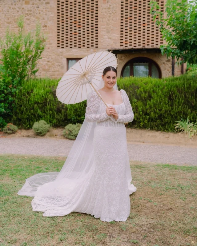 Sometimes, all it takes is a little detail to elevate the entire day.
A delicate parasol, personalized glasses, and a timeless all-white look — elegance is often found in the simplest touches.

Glamour isn’t about excess, it’s about intention.

A wedding that’s refined, luminous, and effortlessly chic.

Photo & Video @the_real_puravidastudio 
WP @dreamingfra / @efffetti 
Venue @relaisborgopetrognano 
Flowers @petaliflowersofficial 
Muah @ohmyblush.eu 
Wedding gown @bluevioletbridal 
Groom suit @menswearhouse 
Dj @stefano_montomoli_dj 

#destinationweddingitaly #destinationweddinginitaly #weddingcandidphotography #luxuryweddingphotographer #weddingintuscany #tuscanyweddingphotographer #tuscanywedding #luxuryweddingitaly 

Wedding in Tuscany
Wedding photographer in Tuscany
Tuscany Wedding Planner
Wedding Videography in Tuscany